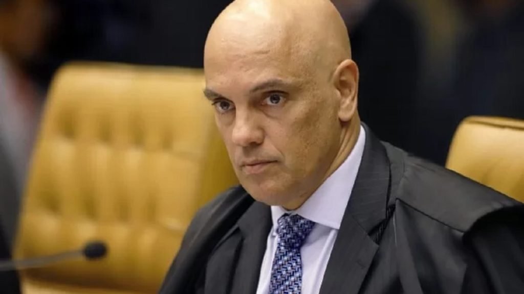 Alexandre de Moraes determinou que o governador Cláudio Castro preste esclarecimentos sobre a megaoperação policial nos complexos do Alemão e da Penha.