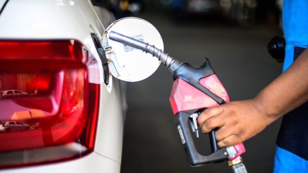 Senacon pede ao Cade investigação sobre aumento no preço da gasolina em estados e no DF. Procon Natal também fiscaliza postos da capital.