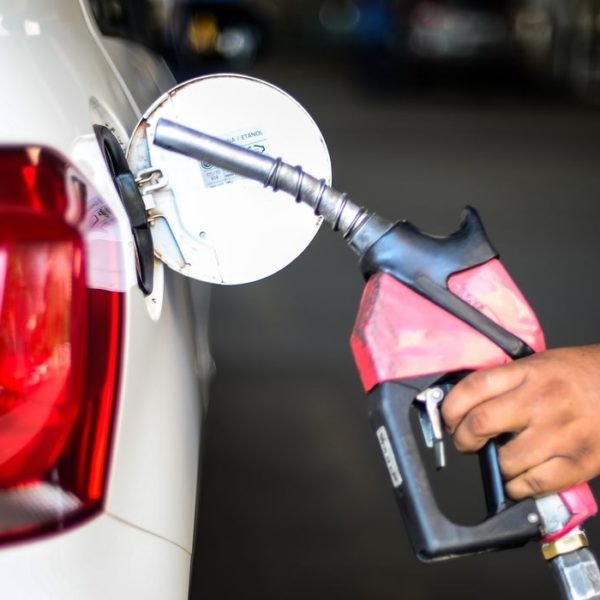 Senacon pede ao Cade investigação sobre aumento no preço da gasolina em estados e no DF. Procon Natal também fiscaliza postos da capital.