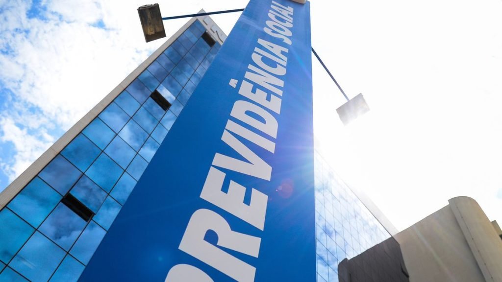 INSS suspende Programa de Gerenciamento de Benefícios por falta de recursos; fila de aposentadorias e auxílios pode voltar a crescer.