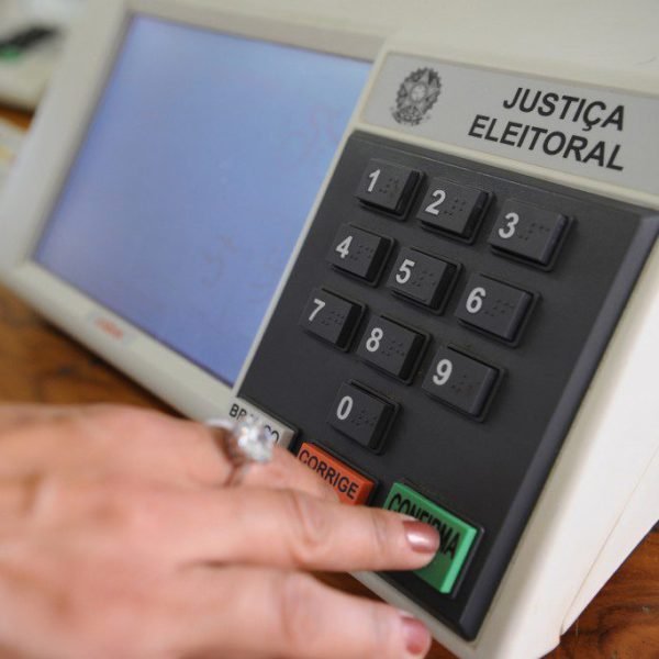 Novo Código Eleitoral é aprovado na CCJ do Senado com voto impresso, cotas para mulheres, regras de quarentena e alterações em fake news e propaganda.