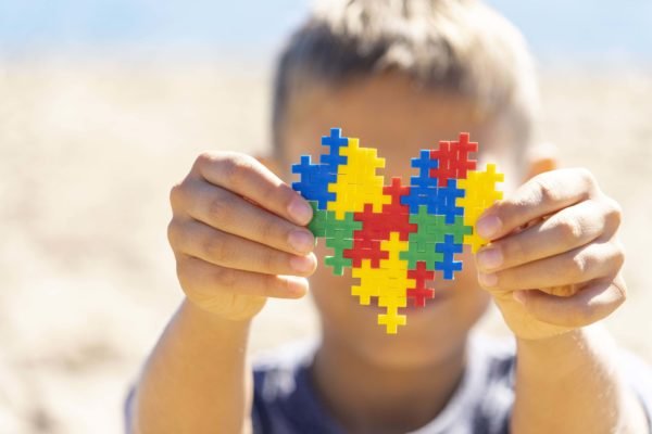 Governo do RN sanciona lei que cria carteira gratuita para pessoas com autismo, garantindo prioridade em serviços públicos e privados.