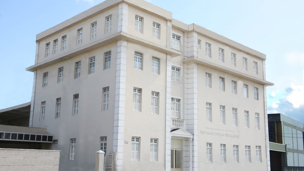 Transplante de rim é feito em paciente que aguardava convocação após erro em procedimento anterior; paciente está estável na UTI.