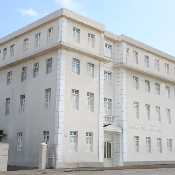 Transplante de rim é feito em paciente que aguardava convocação após erro em procedimento anterior; paciente está estável na UTI.