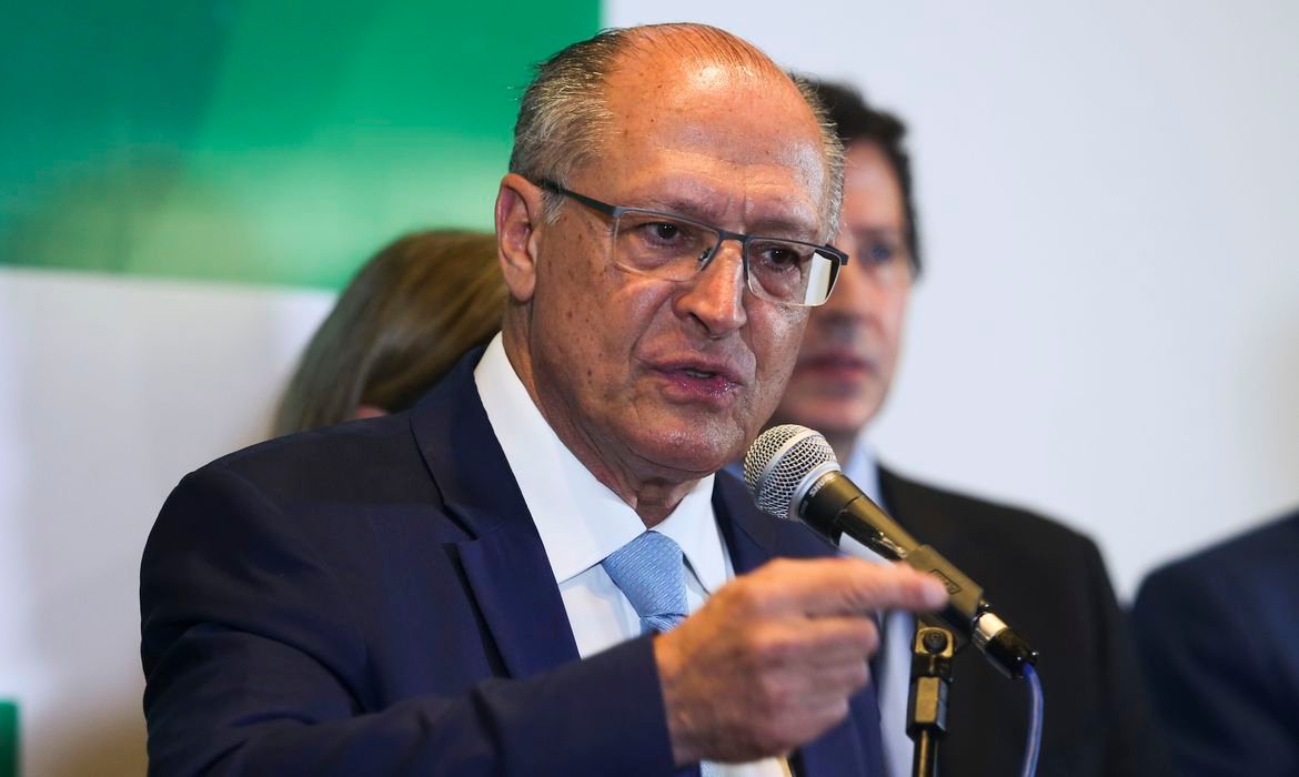 Geraldo Alckmin afirma que tarifa de Trump impacta 35,9% das exportações do Brasil e garante plano para proteger empregos e produtores.