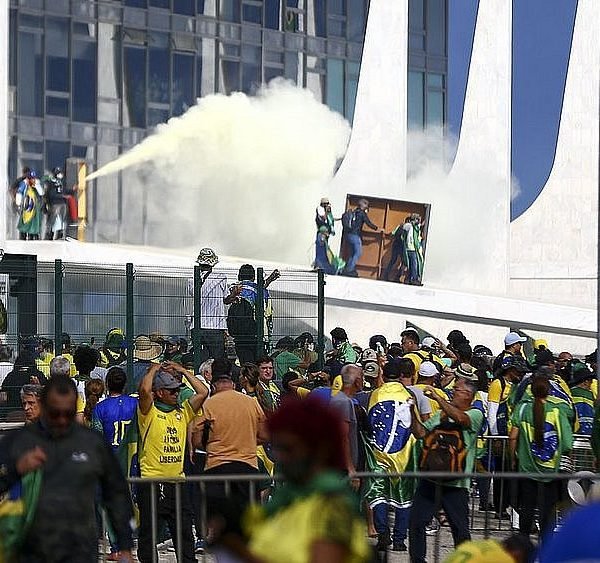 foto com manifestantes de 8 de janeiro em Brasília