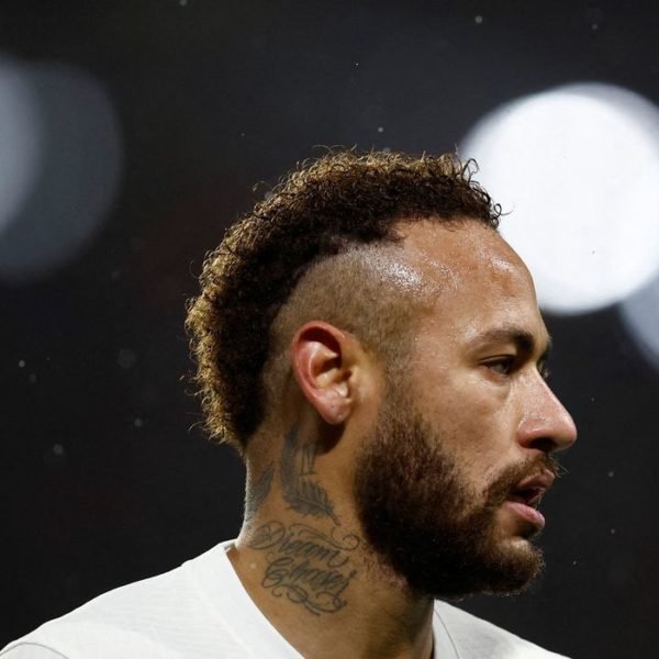 Cozinheira processa Neymar e pede R$ 262 mil na Justiça do Trabalho. Ela afirma ter trabalhado até 16 horas por dia na mansão do jogador no Rio de Janeiro.