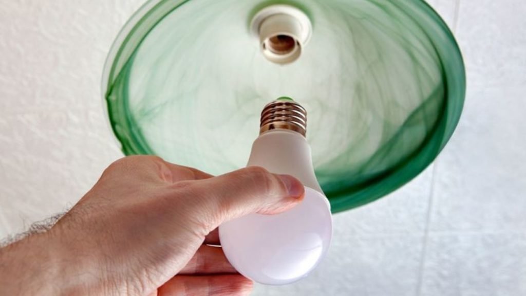 Lei 15.235 sancionada pelo presidente Lula amplia tarifa social e garante gratuidade da conta de luz para 4,5 milhões de famílias de baixa renda.