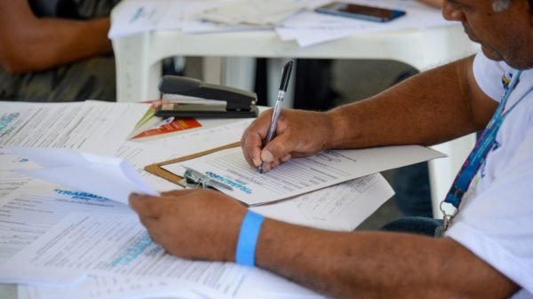 busca por trabalho no Brasil