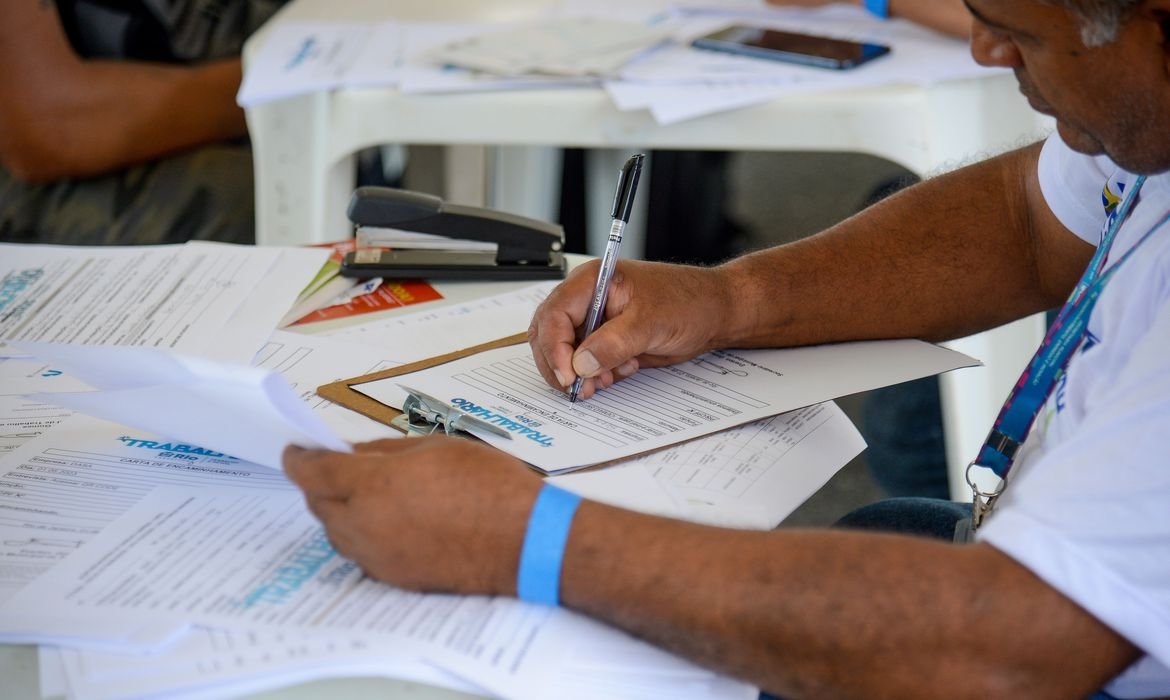 busca por trabalho no Brasil