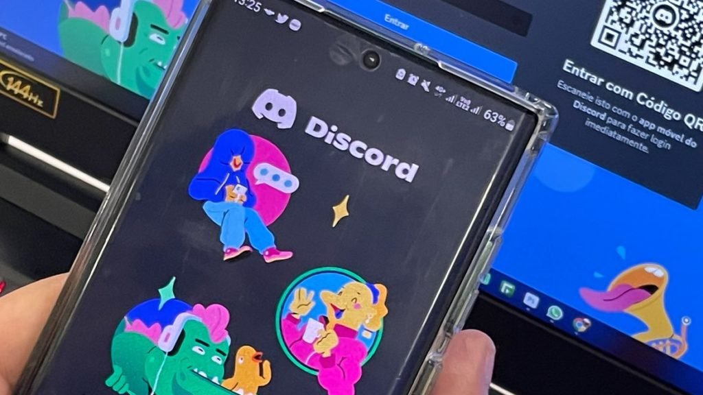 Jovem usa computador com o Discord aberto, representando os perigos do Discord
