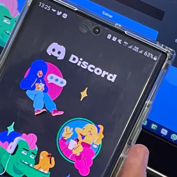 Jovem usa computador com o Discord aberto, representando os perigos do Discord