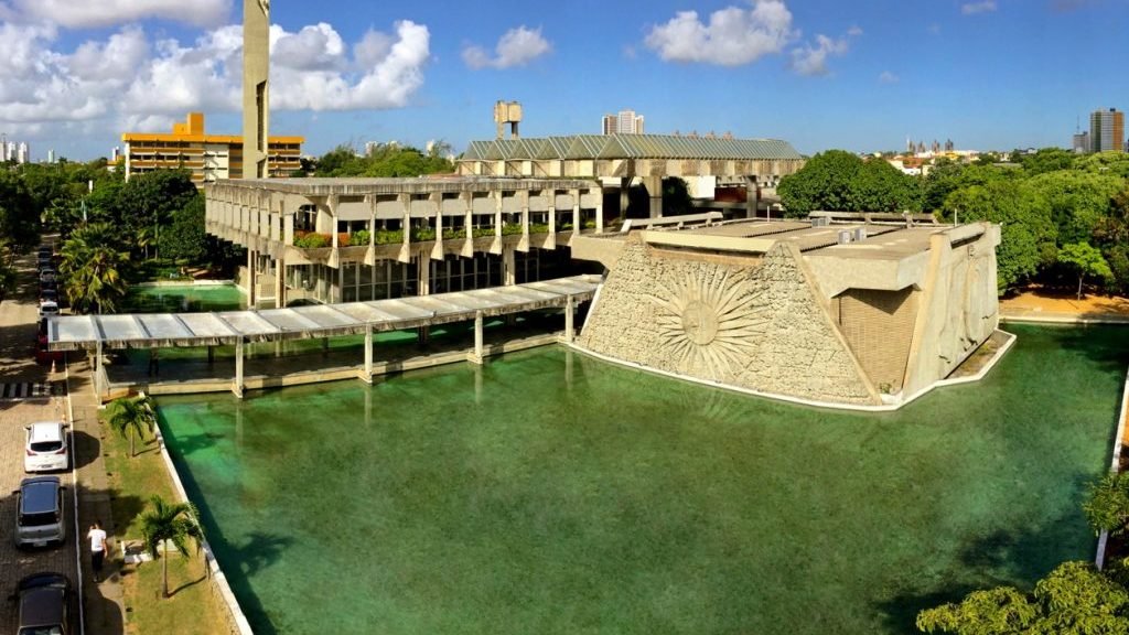 UFRN alerta para corte de 7,18% no orçamento após mudanças na LOA 2026. Redução afeta custeio, terceirizações e assistência estudantil.