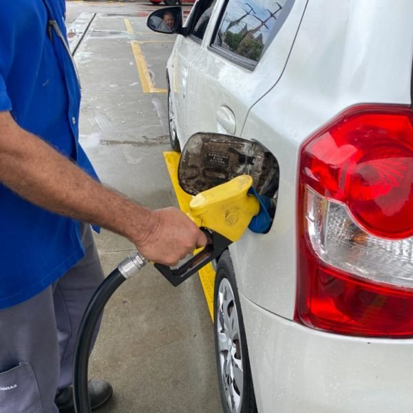 Gasolina comum caiu 4,24% em Natal em setembro, segundo Procon. Etanol, diesel e gás também tiveram redução de preços na capital potiguar.