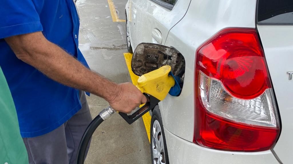 Combustíveis em Natal registram alta de 13,62% em janeiro, segundo pesquisa do Procon. Etanol teve maior aumento, chegando a 25,79%.