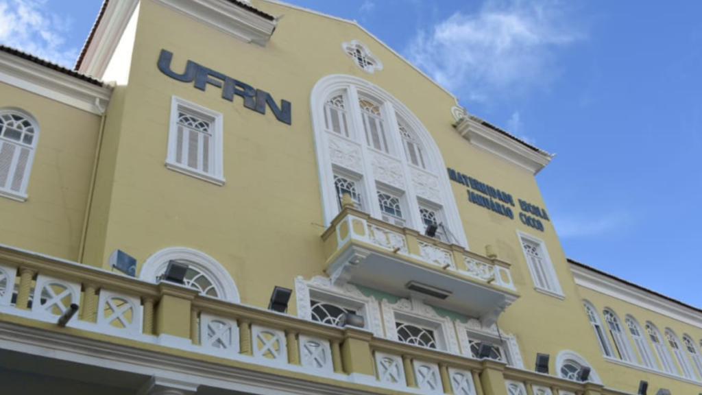 A Maternidade Escola Januário Cicco retomou os atendimentos após 14 dias parcialmente fechada por causa de um surto elétrico que deixou o prédio sem energia.