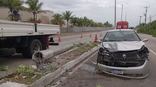 Carro bate em poste na Via Costeira