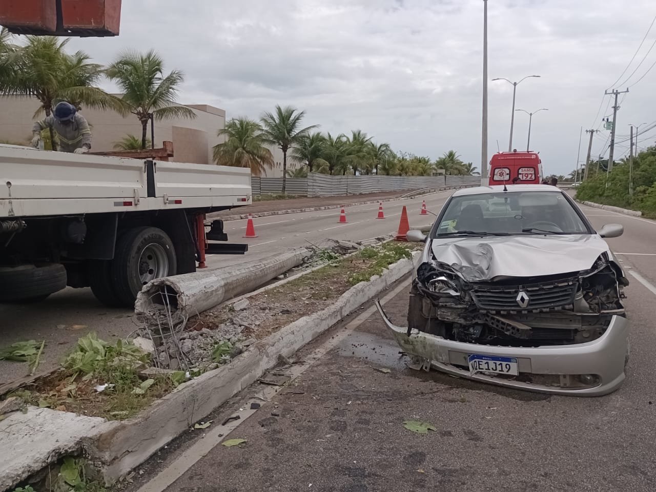 Carro bate em poste na Via Costeira