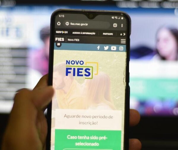 MEC divulga nova convocação da lista de espera do Fies 2026. Estudantes pré-selecionados devem complementar inscrição em até três dias úteis.