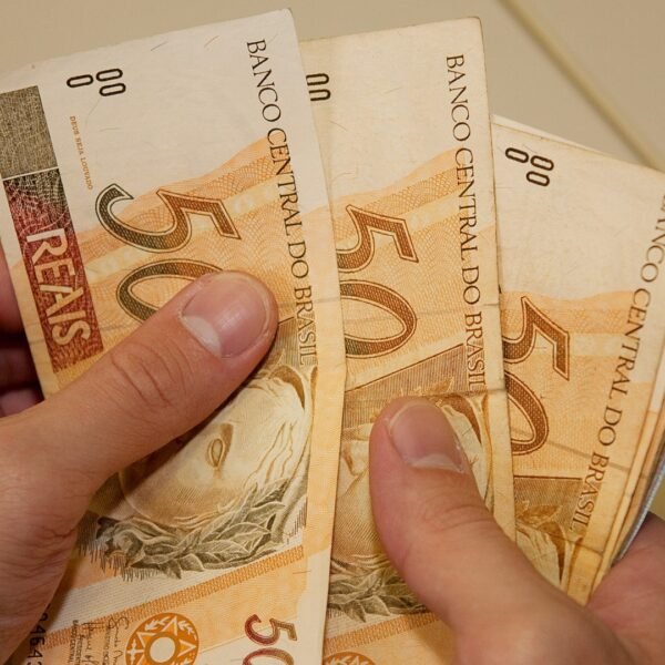 Segunda parcela do décimo terceiro será paga a 95,3 milhões de brasileiros, injetando R$ 369,4 bilhões na economia em 2025.