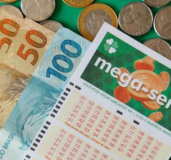 Volantes da Mega-Sena, cédulas de dinheiro e moedas.