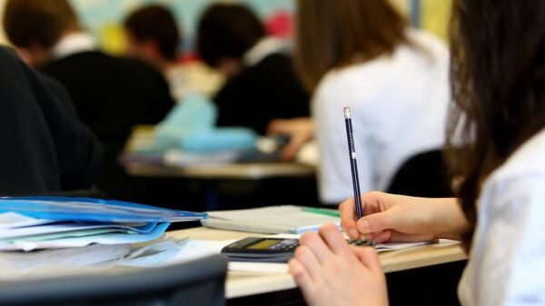 Câmara aprova Sistema Nacional de Educação, que estabelece padrões mínimos e integração entre governos para melhorar a educação básica e superior.