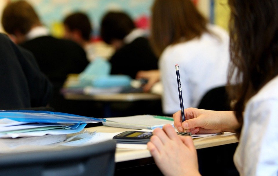 Câmara aprova Sistema Nacional de Educação, que estabelece padrões mínimos e integração entre governos para melhorar a educação básica e superior.