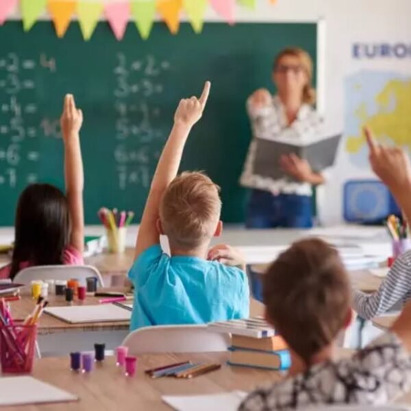 Lei sancionada por Lula reconhece professores da educação infantil como profissionais do magistério e garante acesso ao piso salarial nacional.