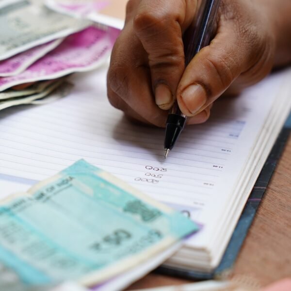 Mutirão nacional permite renegociar dívidas com bancos até 31 de março. Consumidores podem negociar online com condições especiais.