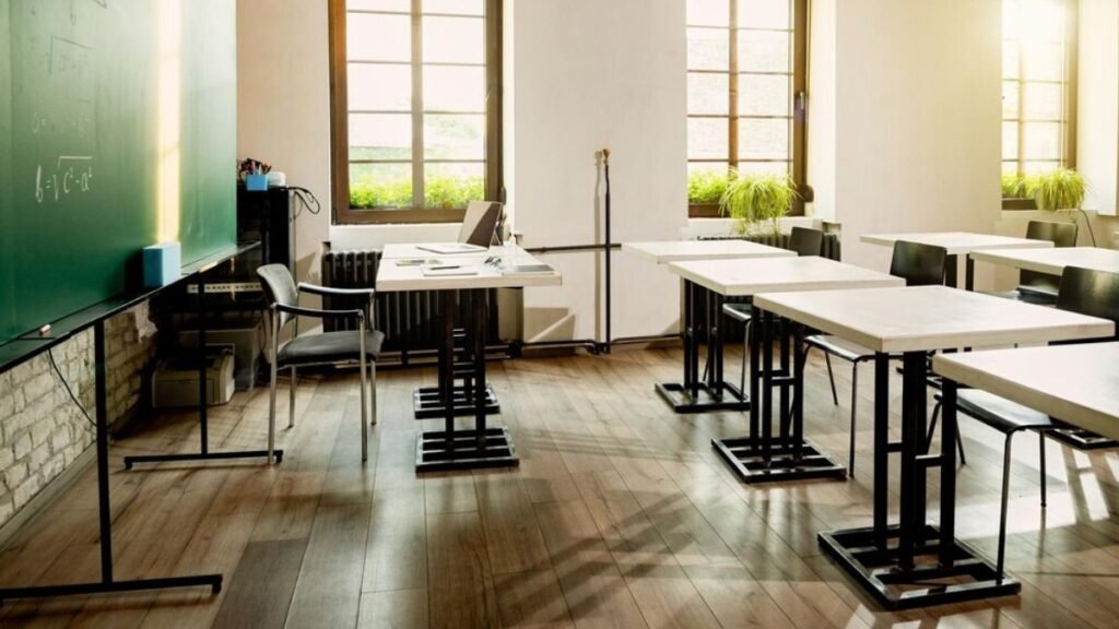 Câmara aprova projeto que garante prioridade de matrícula na mesma escola pública para irmãos e dependentes. Proposta ainda seguirá para análise da CCJ.