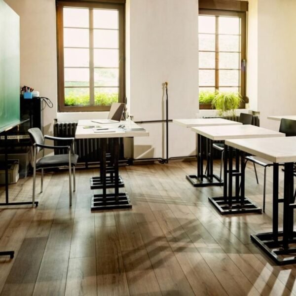 Procon Natal alerta que escolas não podem reter histórico escolar ou diploma por inadimplência e orienta pais e alunos sobre como denunciar a prática.