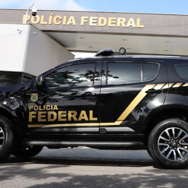 Veículo dá PF em frente ao prédio da Polícia Federal