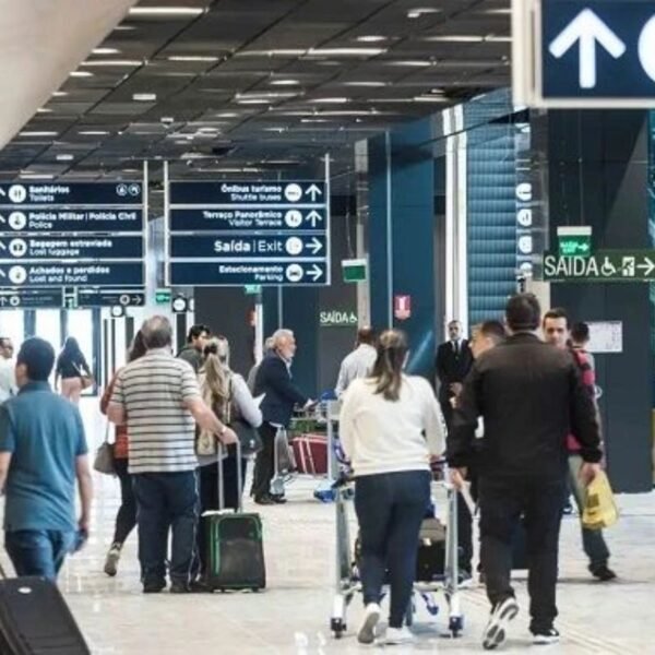 Ministério de Portos e Aeroportos lança campanha contra assédio e feminicídio em aeroportos para ampliar denúncias e proteger mulheres.