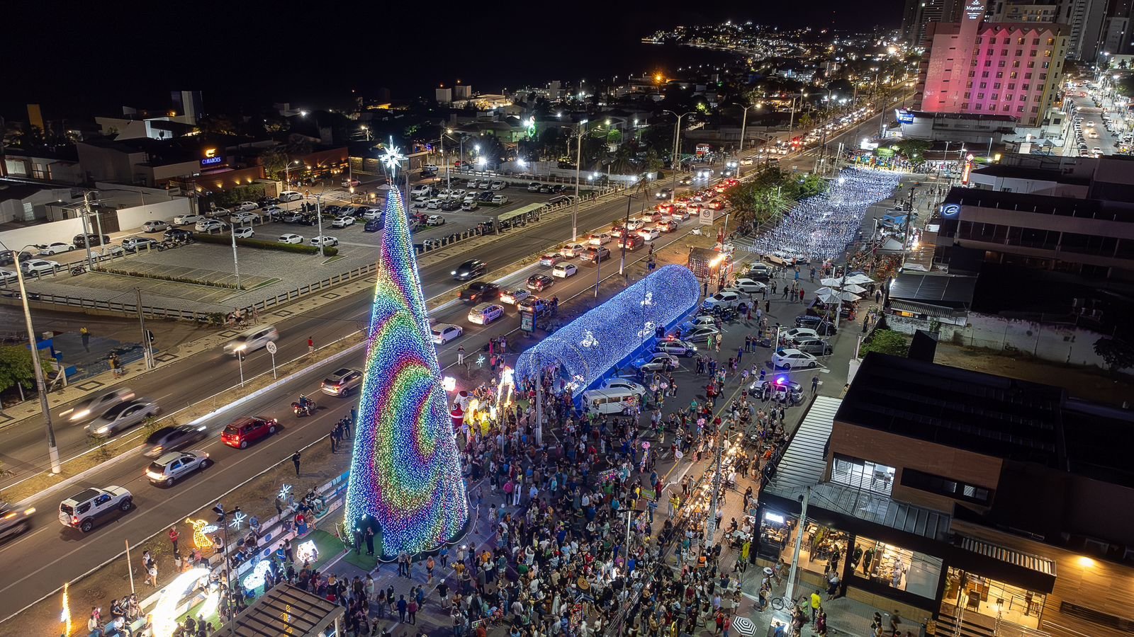 A STTU realiza operação especial no trânsito para a iluminação da Árvore de Natal de Ponta Negra nesta quinta (28). Ação terá agentes e rotas organizadas.
