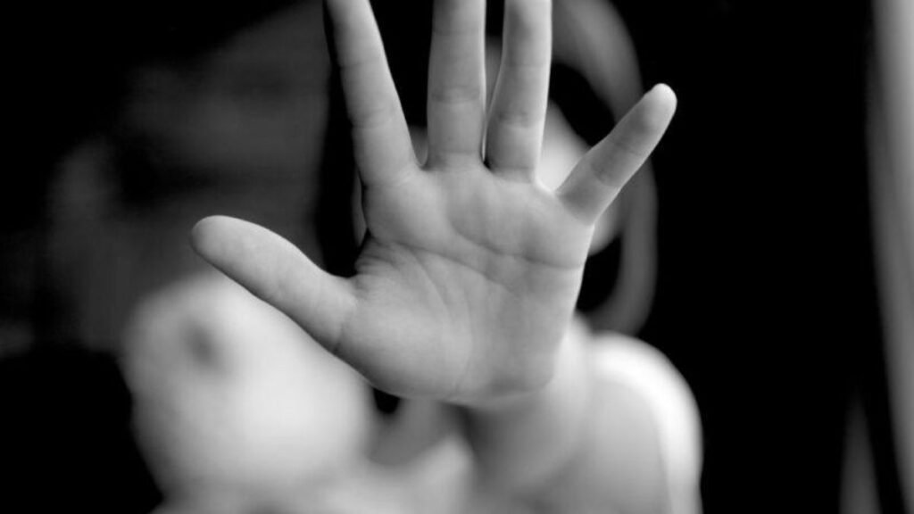 Lei 15.280 endurece penas para estupro e exploração sexual de vulneráveis. Norma amplia punições, cria medidas protetivas e exige identificação genética.