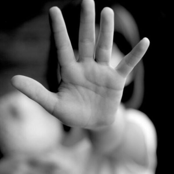 Lei 15.280 endurece penas para estupro e exploração sexual de vulneráveis. Norma amplia punições, cria medidas protetivas e exige identificação genética.