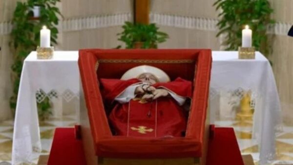 Corpo do Papa Francisco chega à Basílica de São Pedro
