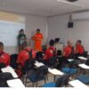 Bombeiros em treinamento em espaços confinados