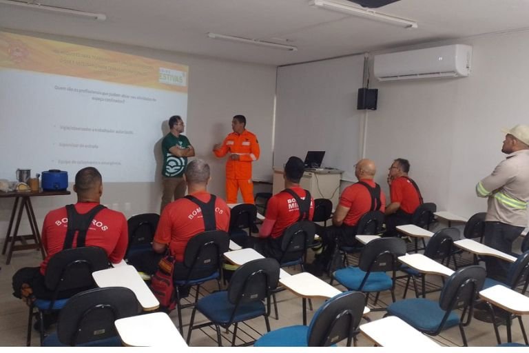 Bombeiros em treinamento em espaços confinados