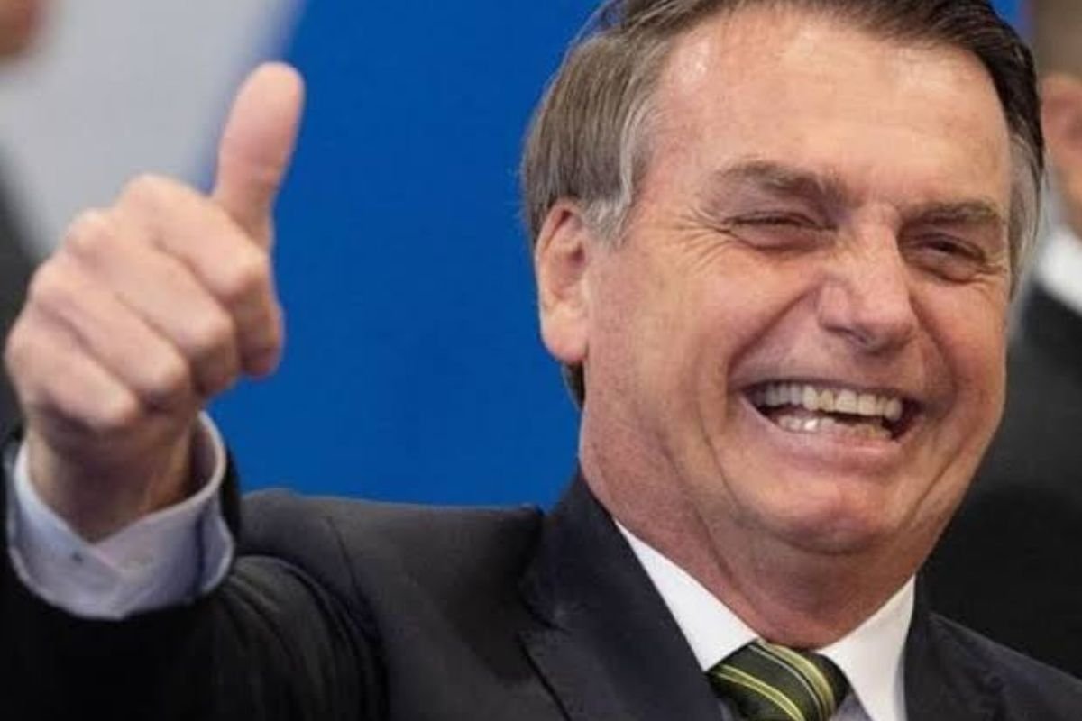 Ministro Alexandre de Moraes autoriza ex-presidente Bolsonaro a realizar exames médicos em hospital de Brasília no sábado (16), durante prisão domiciliar.