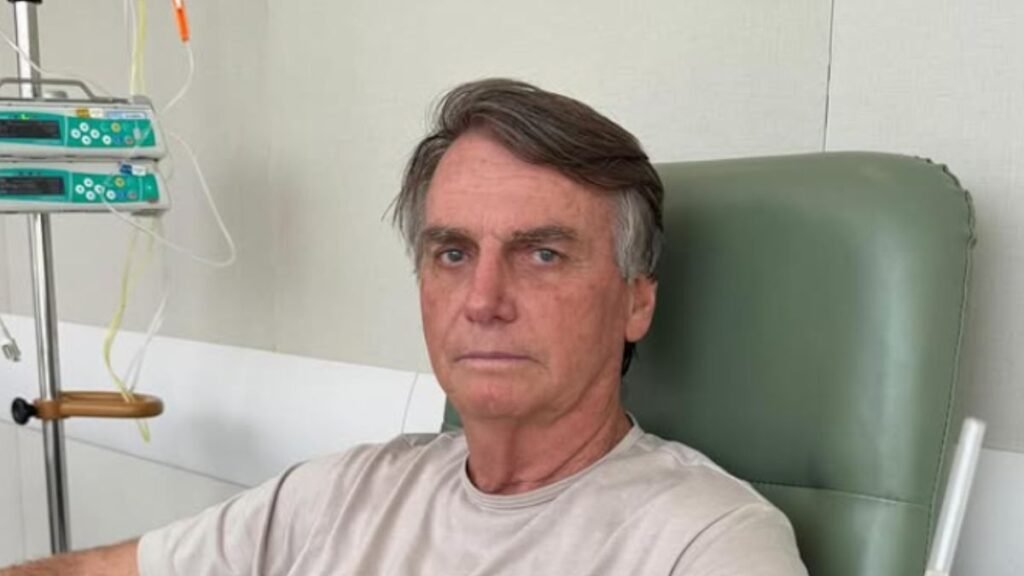 Bolsonaro é autorizado pelo STF a deixar a prisão para realizar cirurgia em hospital de Brasília. Internação deve durar até sete dias.
