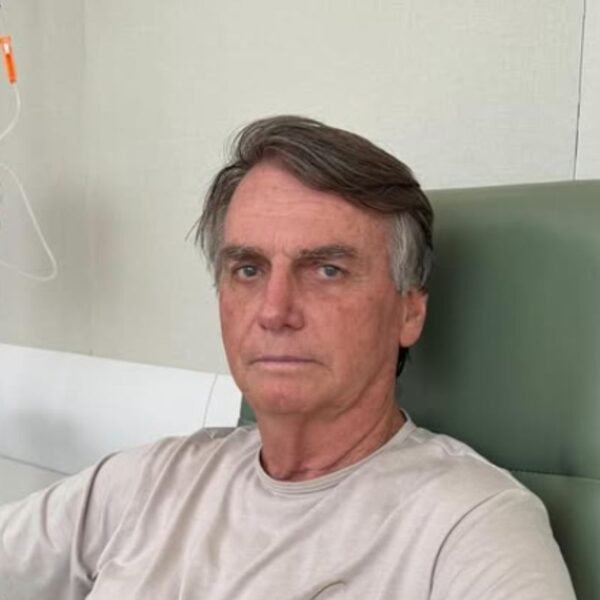 Bolsonaro é autorizado pelo STF a deixar a prisão para realizar cirurgia em hospital de Brasília. Internação deve durar até sete dias.
