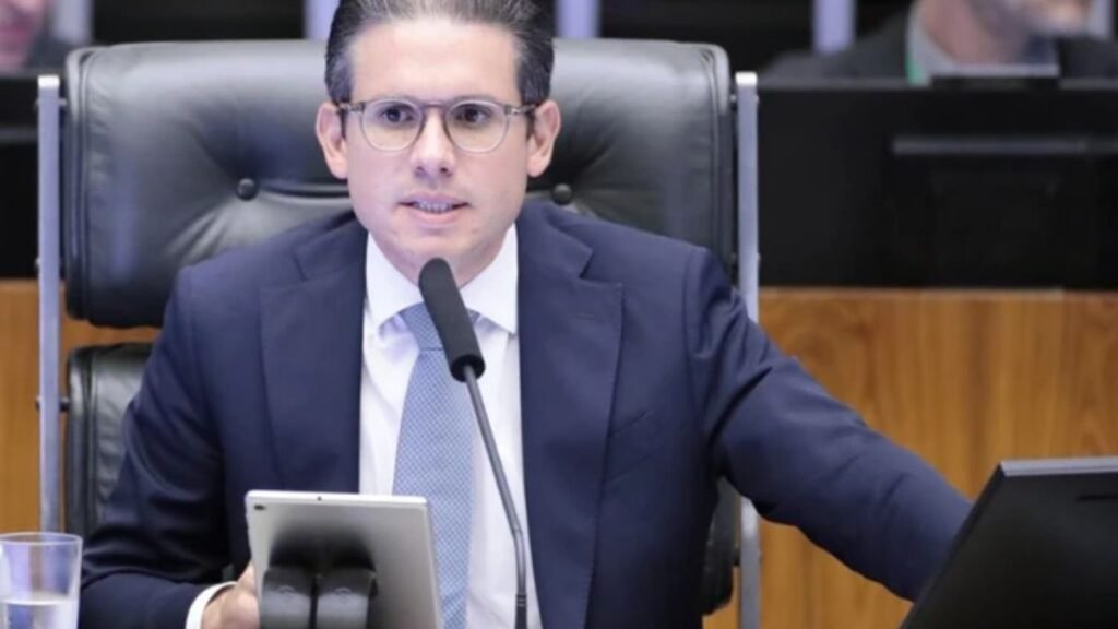 Projeto que prevê redução de penas para condenados pelo 8 de Janeiro será votado na Câmara. Proposta não anistia crimes e exclui líderes e financiadores.