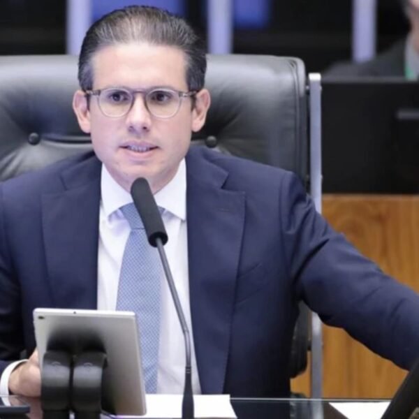 Projeto que prevê redução de penas para condenados pelo 8 de Janeiro será votado na Câmara. Proposta não anistia crimes e exclui líderes e financiadores.