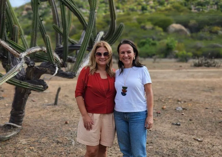 Micarla e Rosy de Sousa visitam comunidade rural em Acari RN, acompanhando perfuração de poço do Sistema Ponta Negra.