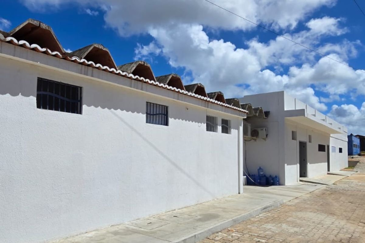 Penitenciária Rogério Coutinho recebe reforma com melhorias estruturais, novo módulo de saúde e cabines de audiências virtuais.