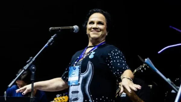Anne Torres é a campeã do Festival do Industriário
