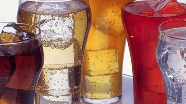 5 copos de bebidas variadas com gelo. Bebidas ricas em açucar, podem causar câncer oral.