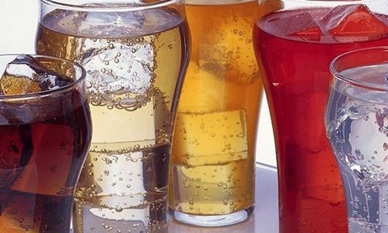 5 copos de bebidas variadas com gelo. Bebidas ricas em açucar, podem causar câncer oral.
