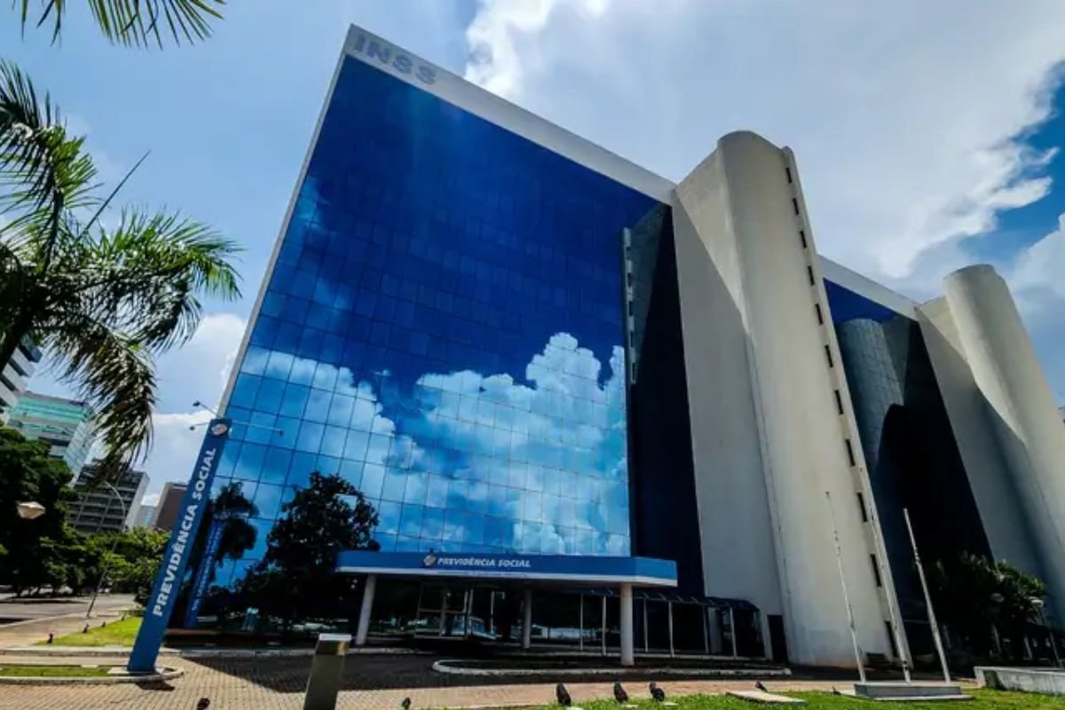 Mais de 2,3 milhões de aposentados já receberam devolução de descontos associativos indevidos. Prazo de adesão ao acordo segue aberto até novembro de 2025.